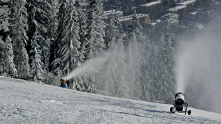 两个造雪机在滑雪坡上视频素材模板下载