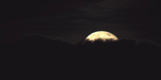 正好满月被乌云遮住了