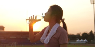 女运动员喝水