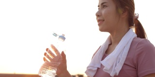 女运动员喝水