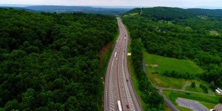 美国宾夕法尼亚州高速公路的鸟瞰图