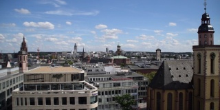 时间流逝:在法兰克福，德国圣保罗教堂和圣凯瑟琳教堂在晴朗的蓝天
