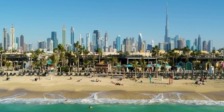 鸟瞰图的豪华海滩与迪拜摩天大楼的背景，阿联酋
