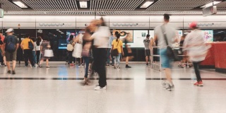 时间流逝的人群行走在香港地铁交通枢纽高峰时段
