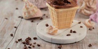 美味的巧克力冰淇淋作为甜点