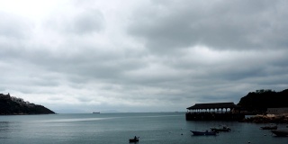 时间推移云景赤柱香港船进入公海多云，阴天，黑暗