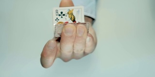 这只手握紧一副扑克牌，它们就会弯曲向前飞