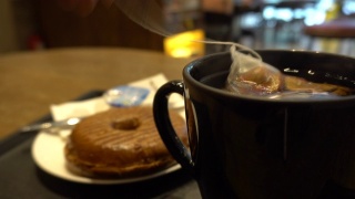 红枣茶包滴百吉饼香味咖啡馆视频素材模板下载