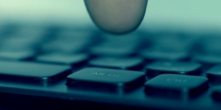 在黑色键盘上，手指按下“Shift”、“Ctrl”、“Alt Gr”和“Back”键