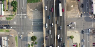 美国德克萨斯州奥斯汀市，高速公路上交通繁忙