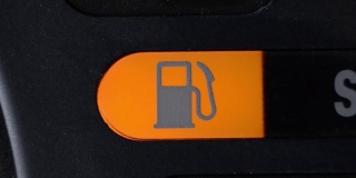 汽车仪表盘上的燃油表。燃油表显示和空油箱