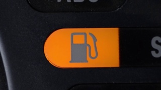 汽车仪表盘上的燃油表。燃油表显示和空油箱视频素材模板下载