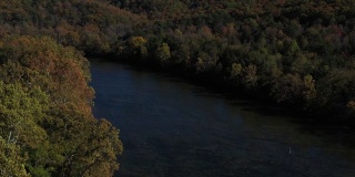 苔藓，落基，河与秋天的树和山，前皇家，弗吉尼亚，美国
