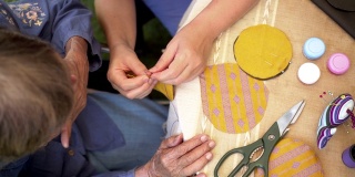 老年妇女与照顾者在针工艺职业治疗阿尔兹病