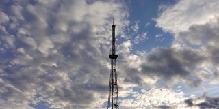 云层中的电视塔。延时拍摄。