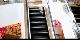 商场里不断移动的自动扶梯