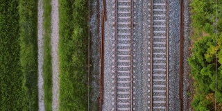 飞过铁路轨道，俯视图。