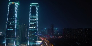 夜光时分，照亮了长沙市著名的办公大楼，交通街道航拍全景，4k中国