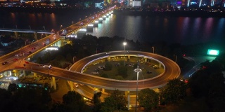 夜景照亮长沙市市中心滨江交通大桥道路交汇处4k中国航拍全景