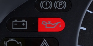 汽车仪表盘上的机油指示器。汽车仪表盘细节，带有烧油信号。