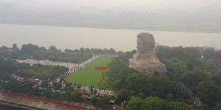 雨天长沙市滨江岛著名纪念碑拥挤公园航拍全景4k中国