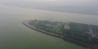 雨天长沙市滨江湾巨大的建筑围场航拍全景4k中国