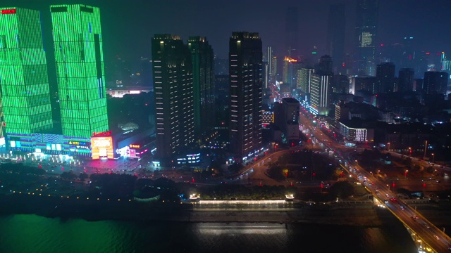 夜间照明长沙市区滨江交通大桥街道道路航拍全景4k中国