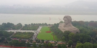长沙市下雨天著名的河岛拥挤公园象征纪念碑航拍全景4k中国