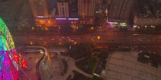 黄昏时分的照明长沙市区摩天轮交通街道空中俯视图4k中国