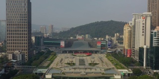 晴朗的一天时间广州市中心著名的火车站广场航拍全景4k中国