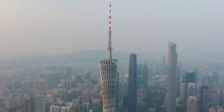 阳光灿烂的傍晚广州市著名的塔顶市中心区航拍全景4k中国