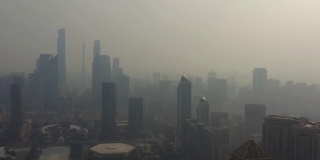 日落时间雾霾飞行在广州市区航拍全景4k中国