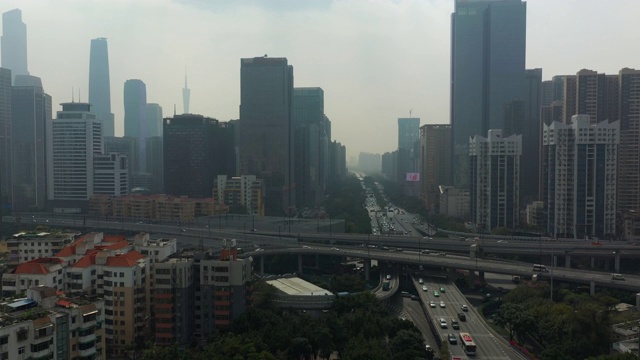 白天的雾霾广州市区交通街道航拍全景4k中国
