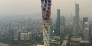 日落时分照明广州市市中心著名的塔顶航拍全景4k中国