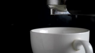 刚煮好的咖啡是用慢热的咖啡机煮出来的视频素材模板下载