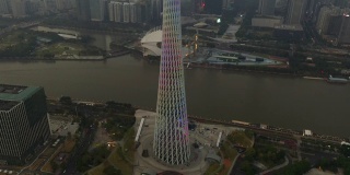 日落时分的照明广州市景市中心著名的塔顶航拍全景4k中国