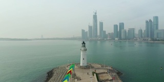 晴天青岛城湾建设著名灯塔码头航拍全景4k中国