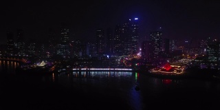 夜光青岛市海岸线著名的市中心海湾纪念碑广场航拍全景4k中国