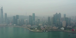 白天雾霾青岛市区海岸线航拍4k中国