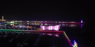 夜间灯光照亮青岛著名的海湾码头码头航拍4k中国全景