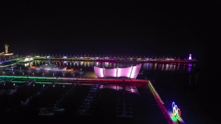 夜间灯光照亮青岛著名的海湾码头码头航拍4k中国全景视频素材模板下载