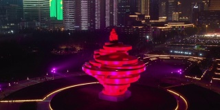 青岛市夜景时间点亮了4k中国著名纪念碑广场航拍全景