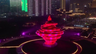 青岛市夜景时间点亮了4k中国著名纪念碑广场航拍全景视频素材模板下载
