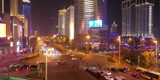 青岛市夜间时间照亮市中心繁忙交通街道十字路口航拍4k中国全景图