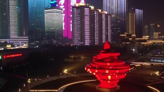 青岛市夜间时间市中心灯火辉煌的海湾著名纪念碑广场航拍全景4k中国视频素材模板下载