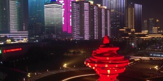青岛市夜间时间市中心灯火辉煌的海湾著名纪念碑广场航拍全景4k中国