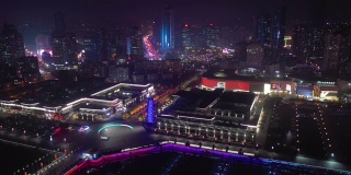 夜间照明青岛著名的海湾广场航拍4k中国全景图