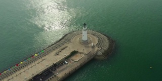 阳光明媚的一天时间青岛城湾著名的灯塔码头架空倾倒全景4k中国
