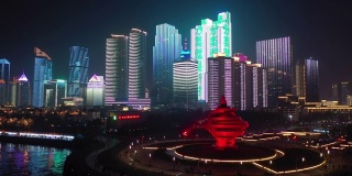 青岛市夜间时间市中心灯火辉煌的海湾著名纪念碑广场航拍全景4k中国