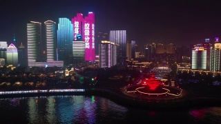 青岛市夜间时间市中心灯火辉煌的海湾著名纪念碑广场航拍全景4k中国视频素材模板下载